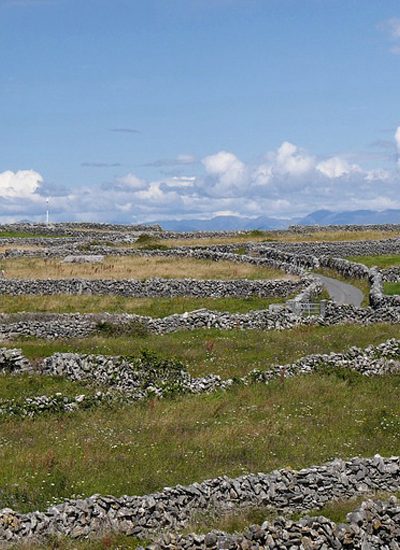 Stenen muurtjes landschap in West-Ierland