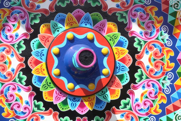 sarchi oxcart kleurrijk detail wiel
