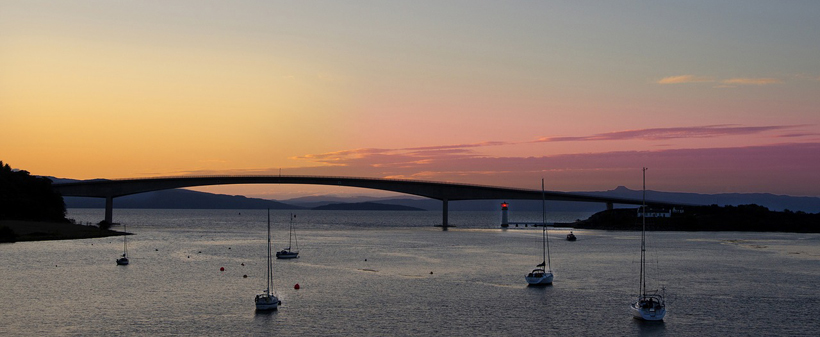 isle of skye brug bij zonsondergang
