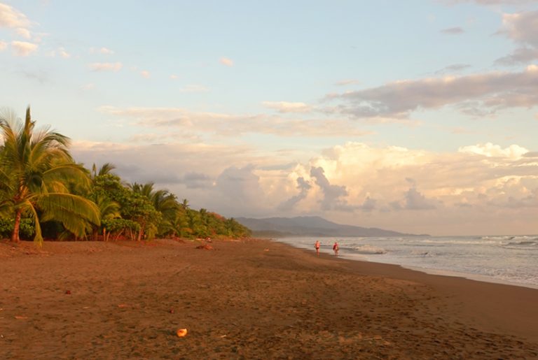central pacific playa Matapalo bij zonsondergang