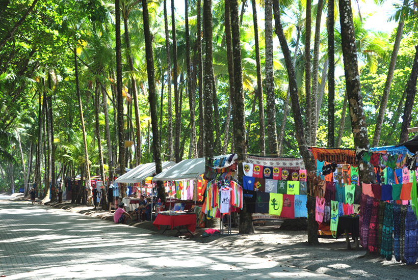 strandboulevard met kraampjes in Dominical