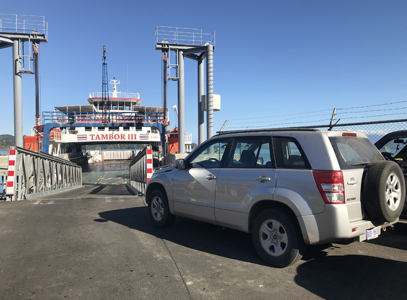 met de auto op de ferry naar Puntarenas