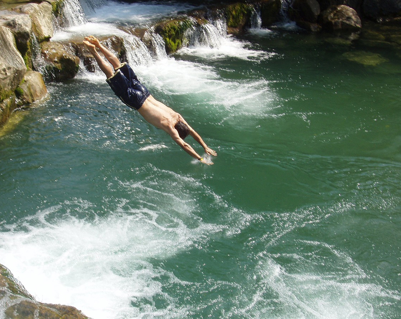 avontuur aan de waterval: cliff jumping