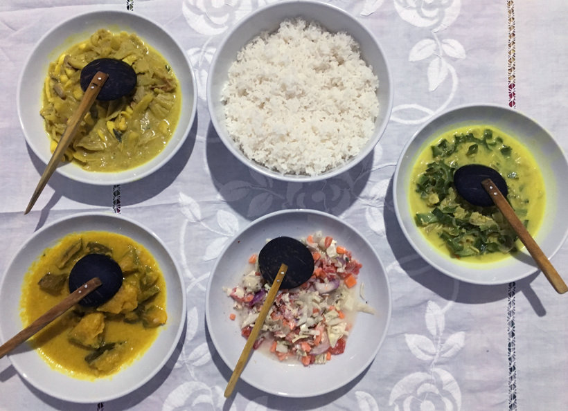 rijst en curry in Maha Oya sri lanka