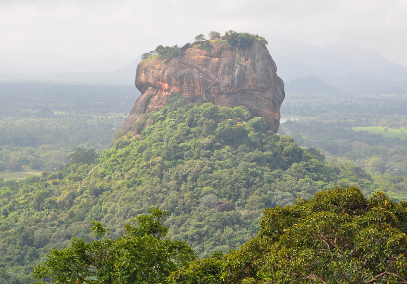 zicht op Sigiriya rots vanop Pidurangala  rots