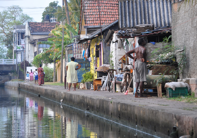 arme bevolking langs kanaal Negombo