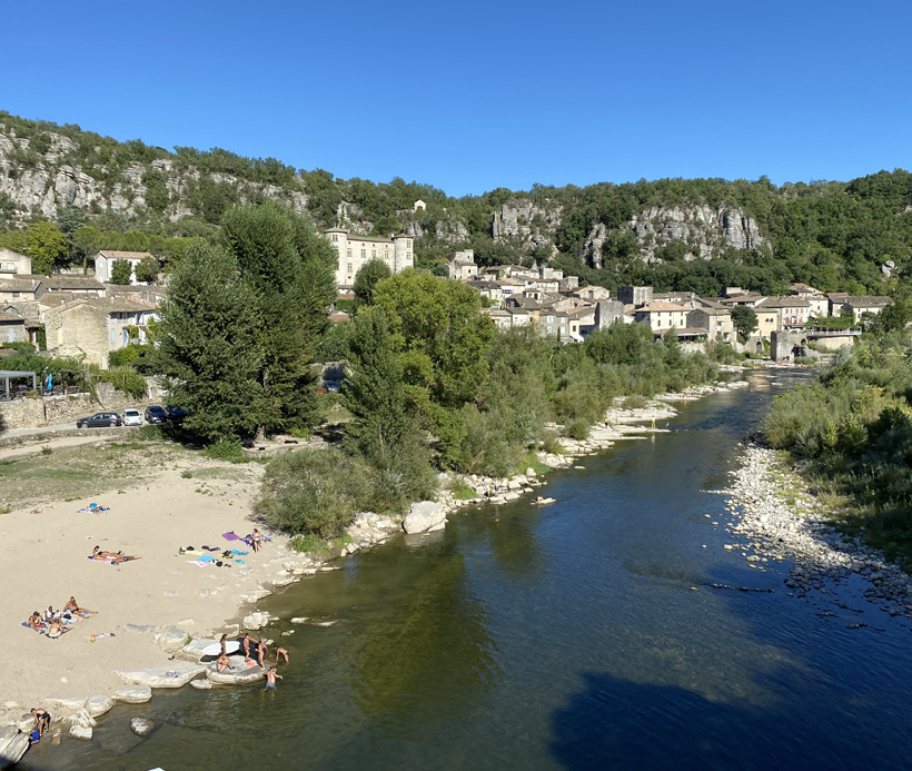 strand bij rivier Ardèche in Vogue
