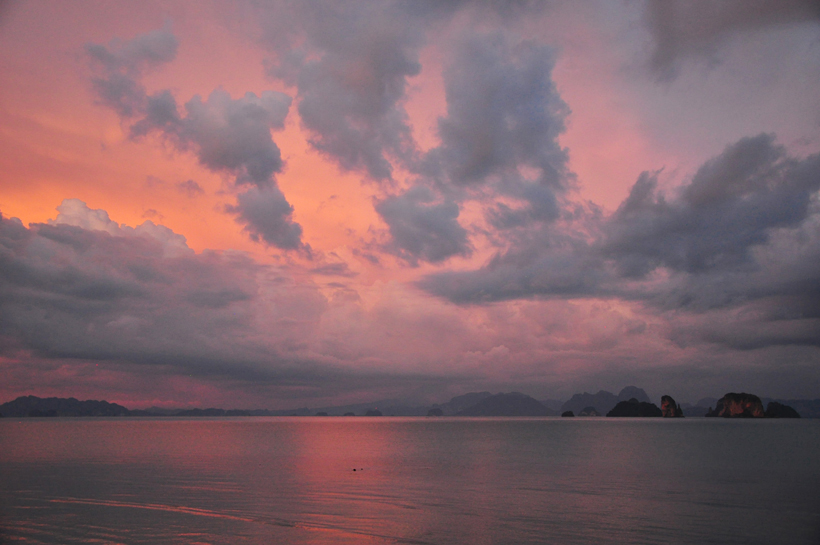 Roze lucht na onweer in Phang Nga Baai vanuit Koh Yao Noi in Zuid-Thailand