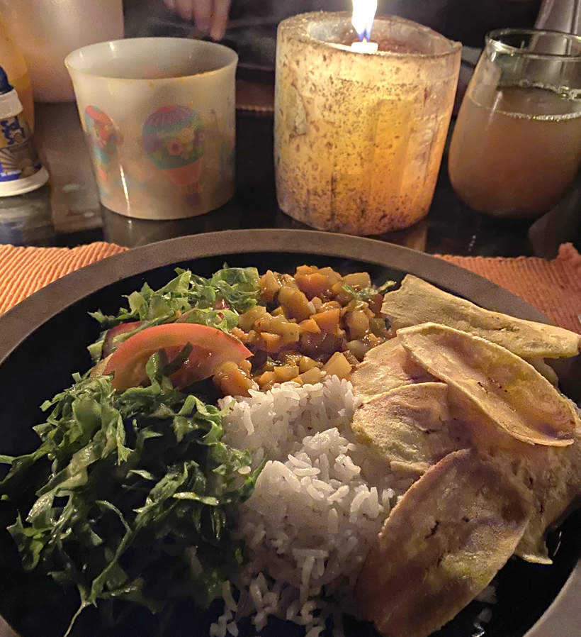 eten in een off the grid cottage Dos Rios