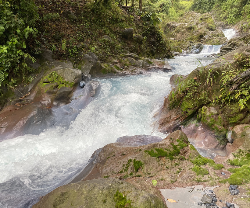blauwe rivier in lavaspoor Dos Rios