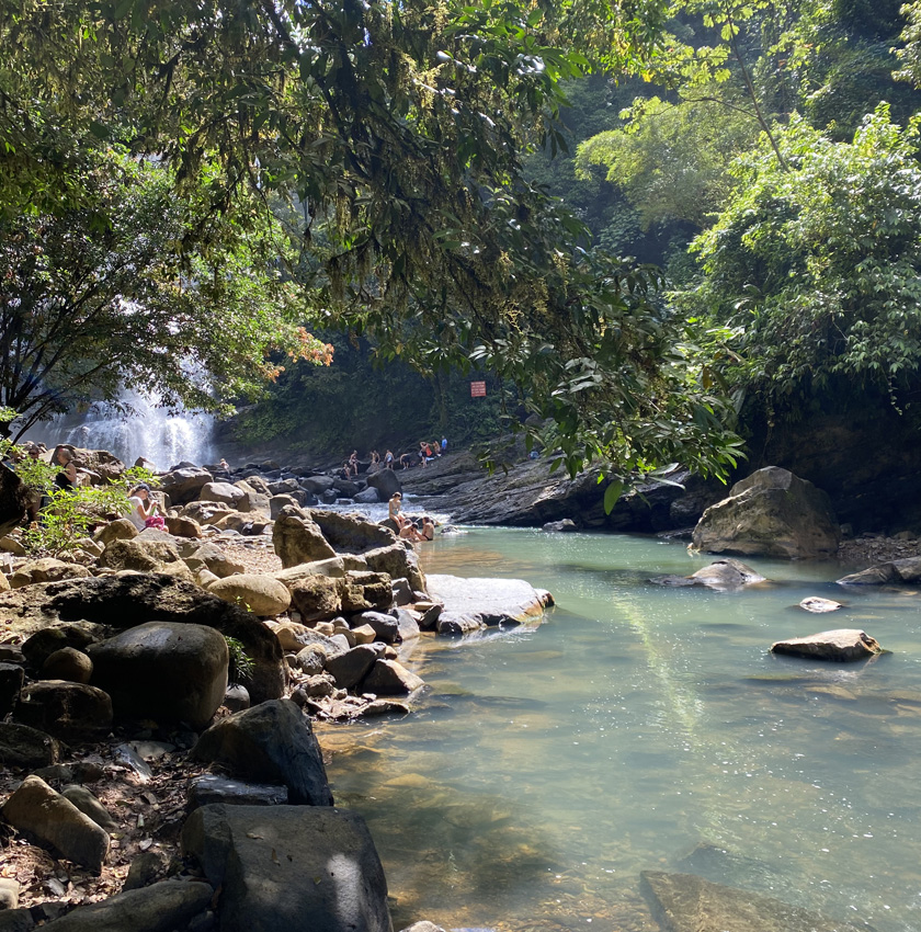 in de rivier bij de Nauyaca watervallen