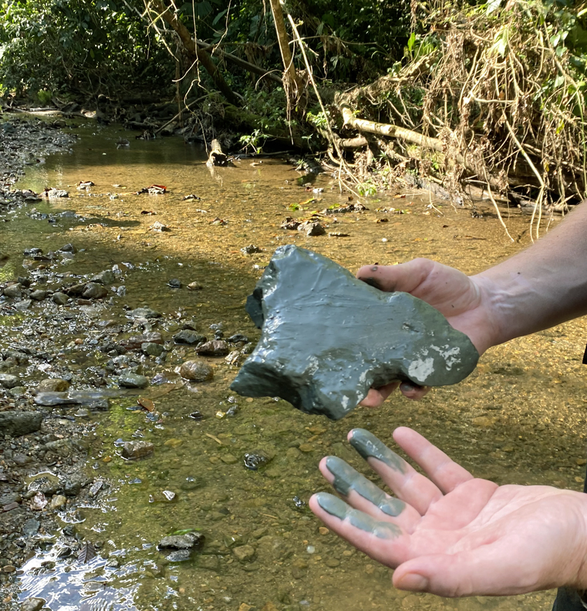 groene klei steen in rivier