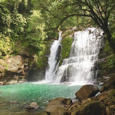 Hoe bezoek je de Nauyaca watervallen?