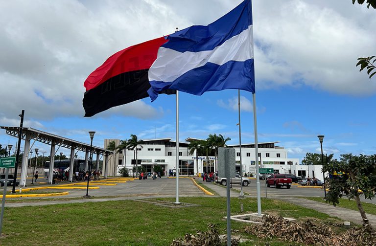 De grens over van Costa Rica naar Nicaragua en terug in Peñas Blancas