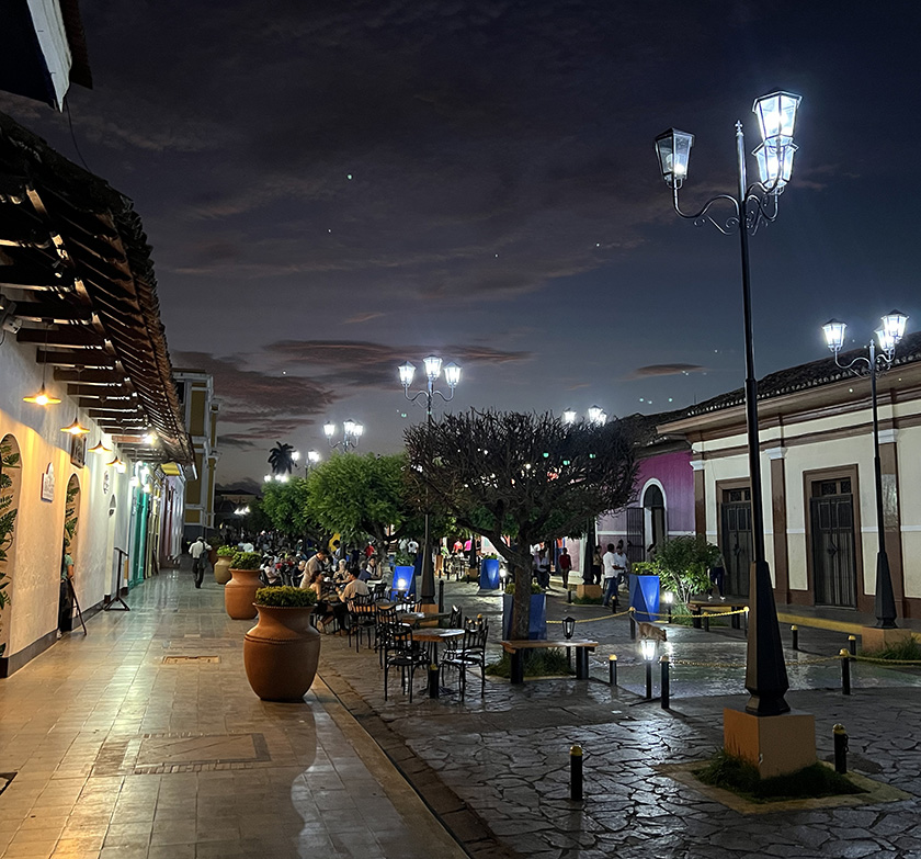 gezellige restaurantstraat in granada nicaragua
