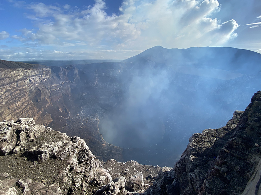 krater vulkaan masaya bij dag