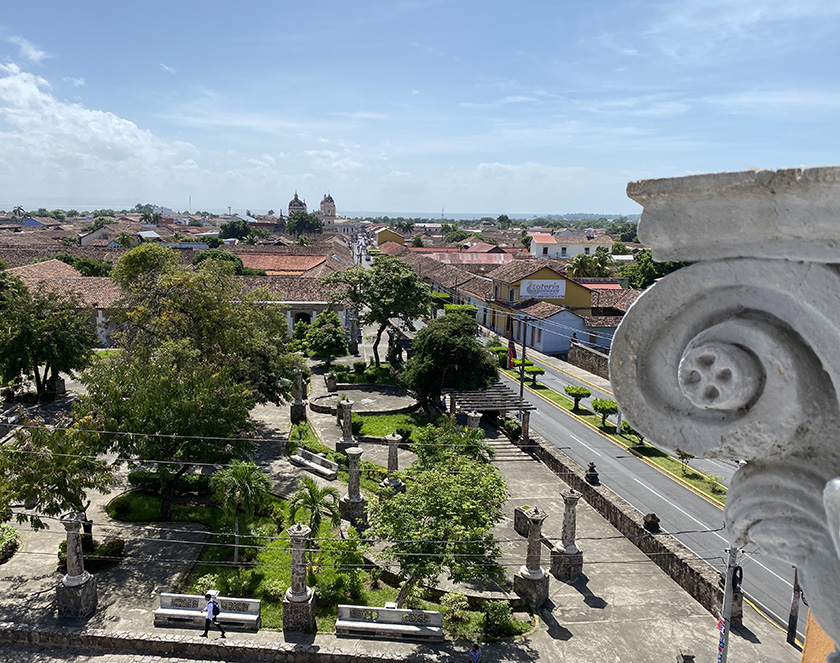 uitzicht over park kathedraal granada nicaragua