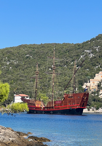 piratenschip in baai sipan
