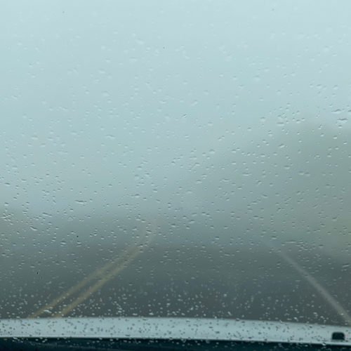regen en mist in heuvels bij sarchi