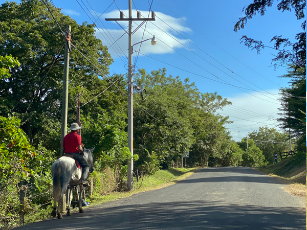 cowboy met paard op asfaltweg el jobo