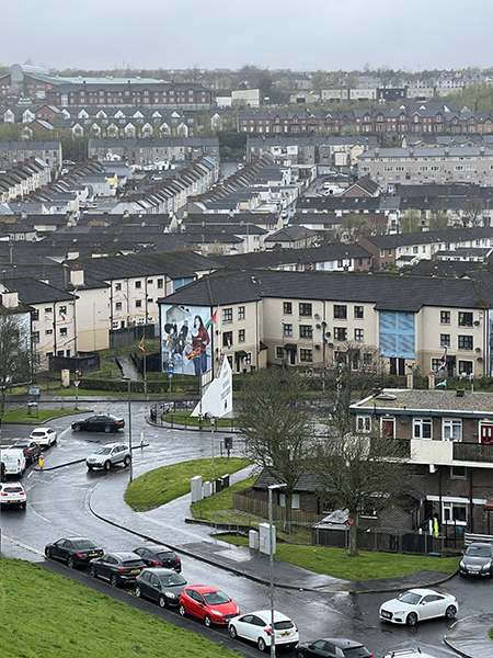 The bogside in derry vanop de stadsmuur