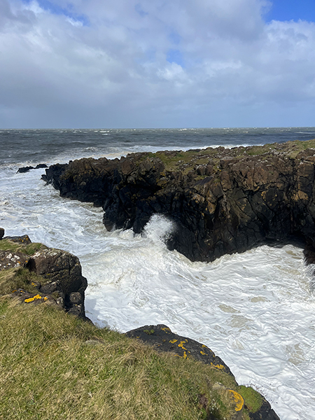 woeste zee bij klif in portstewart